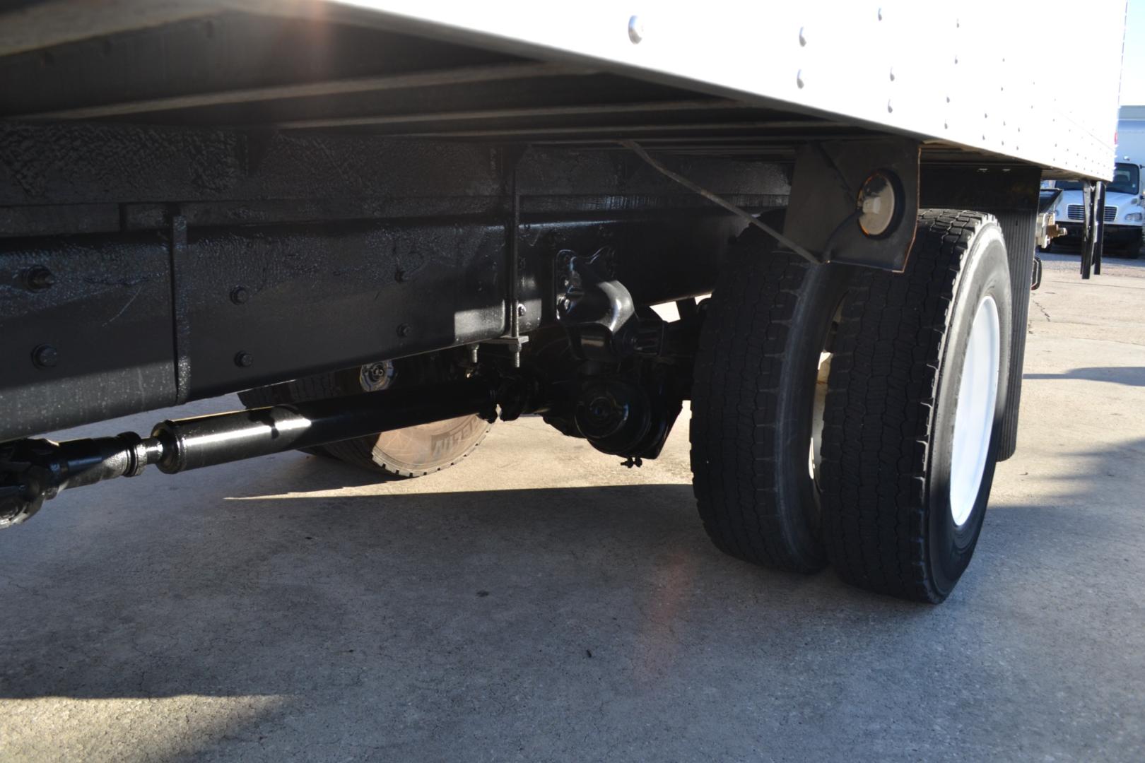 2015 WHITE /GRAY FREIGHTLINER M2-106 with an CUMMINS ISB 6.7L 220HP engine, ALLISON 2100HS AUTOMATIC transmission, located at 9172 North Fwy, Houston, TX, 77037, (713) 910-6868, 29.887470, -95.411903 - Photo#9